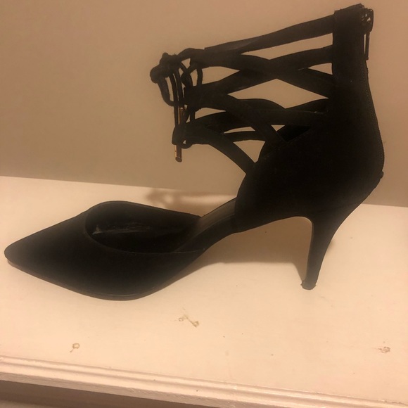 Black heels that tie around the ankles - Picture 2 of 4